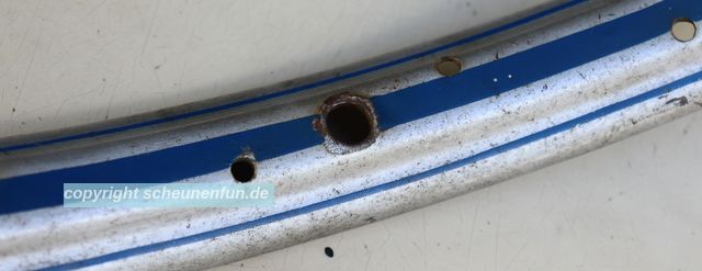 559er-drahtreifen-felge-silber-mit-blauer-linierung-patina